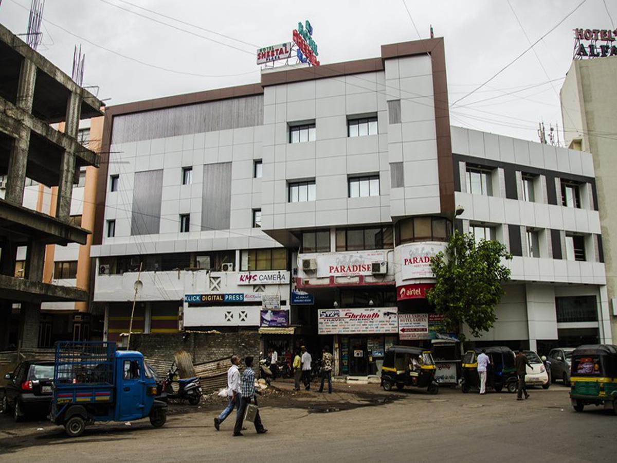 Hotel Sheetal Plaza Szúrat Kültér fotó