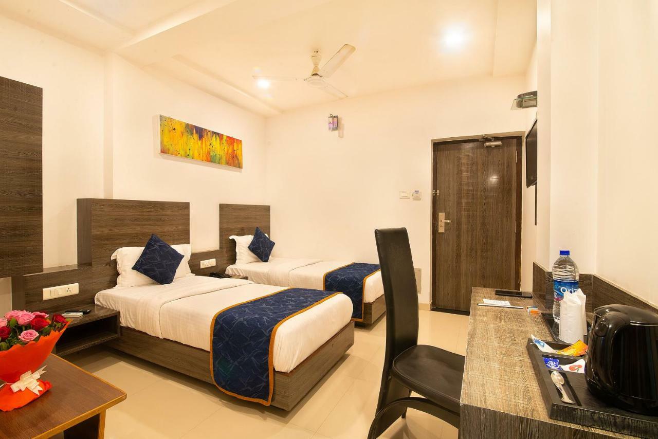 Hotel Sheetal Plaza Szúrat Kültér fotó