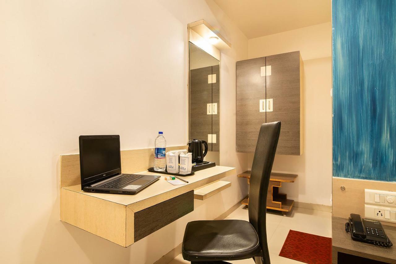 Hotel Sheetal Plaza Szúrat Kültér fotó