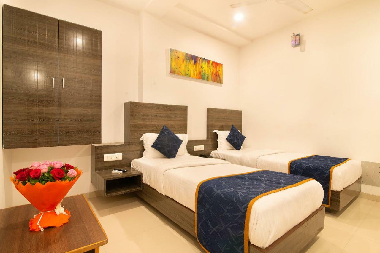 Hotel Sheetal Plaza Szúrat Kültér fotó