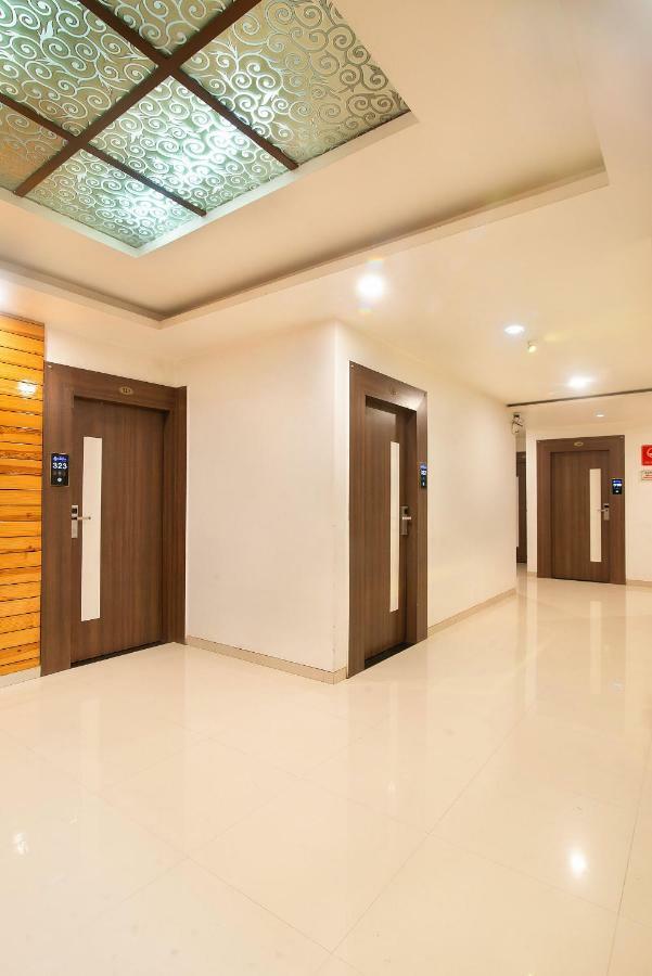 Hotel Sheetal Plaza Szúrat Kültér fotó
