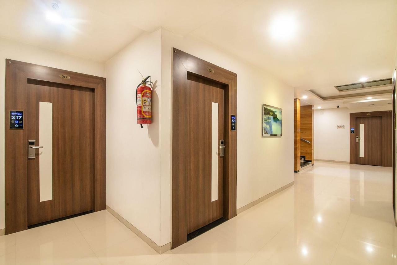 Hotel Sheetal Plaza Szúrat Kültér fotó