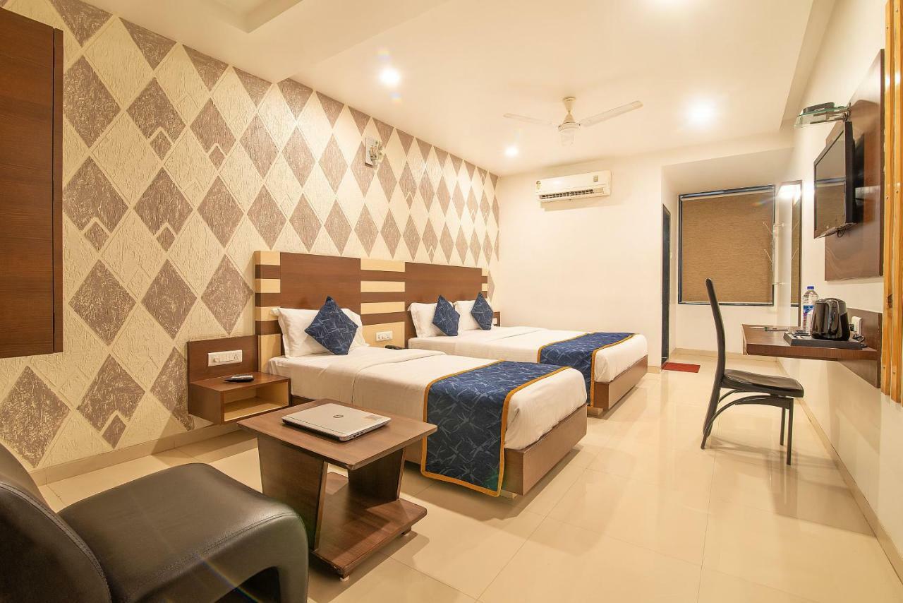 Hotel Sheetal Plaza Szúrat Kültér fotó