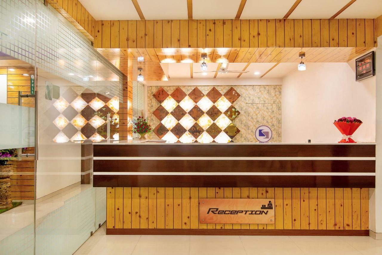 Hotel Sheetal Plaza Szúrat Kültér fotó