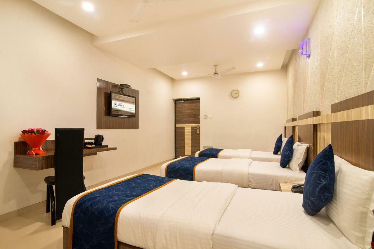 Hotel Sheetal Plaza Szúrat Kültér fotó