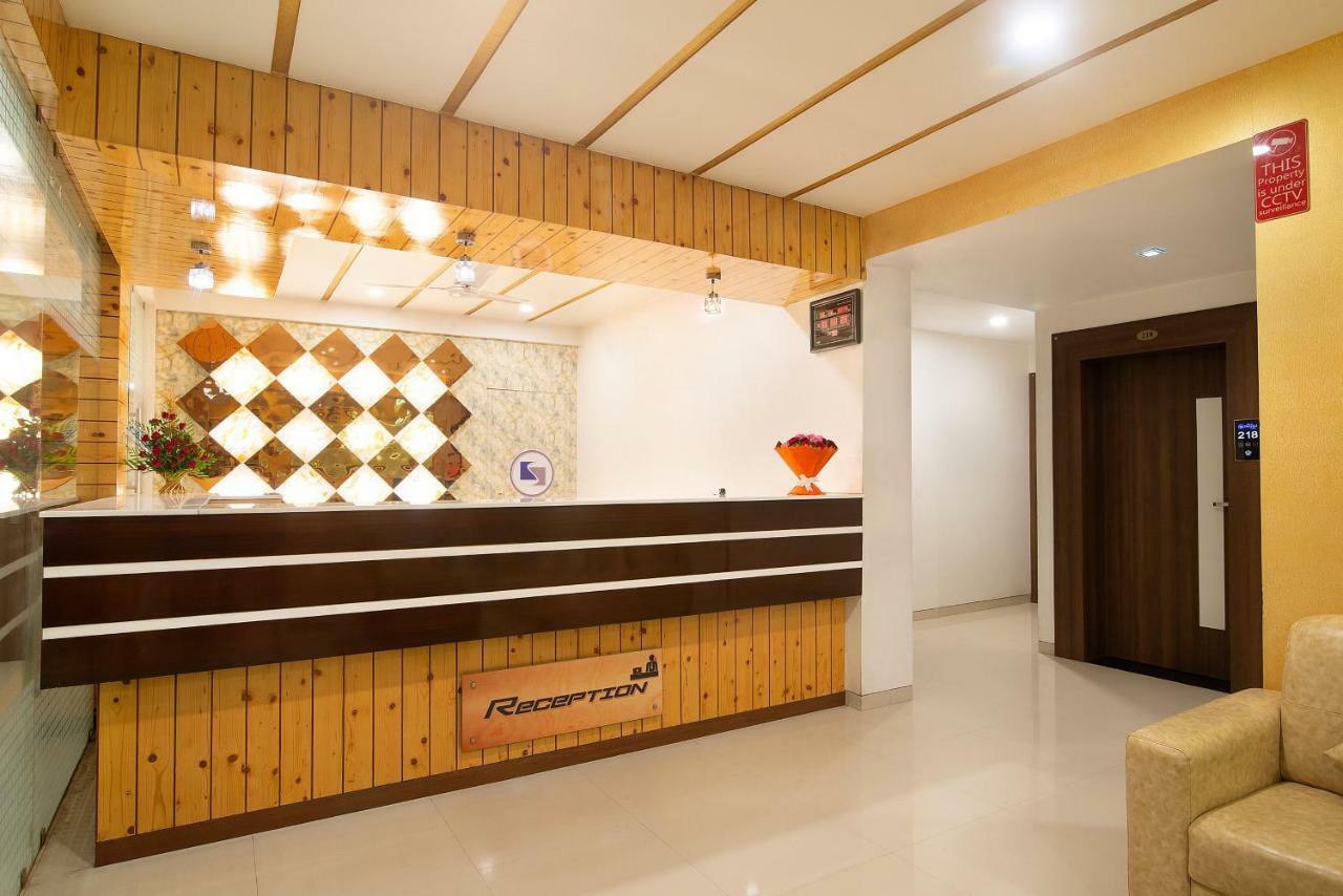 Hotel Sheetal Plaza Szúrat Kültér fotó