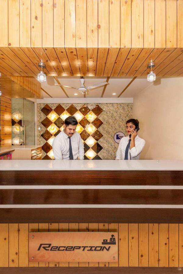 Hotel Sheetal Plaza Szúrat Kültér fotó