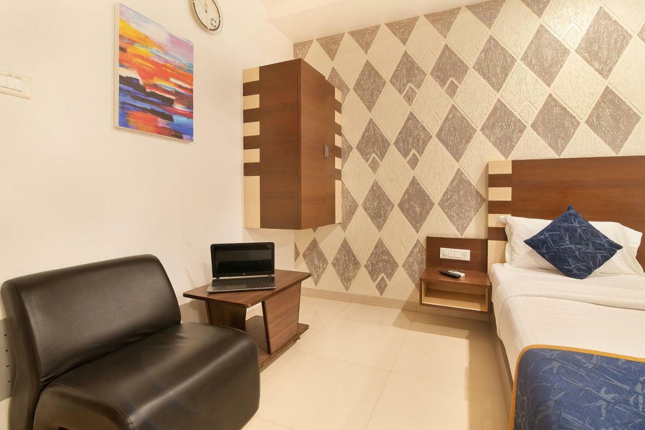 Hotel Sheetal Plaza Szúrat Kültér fotó