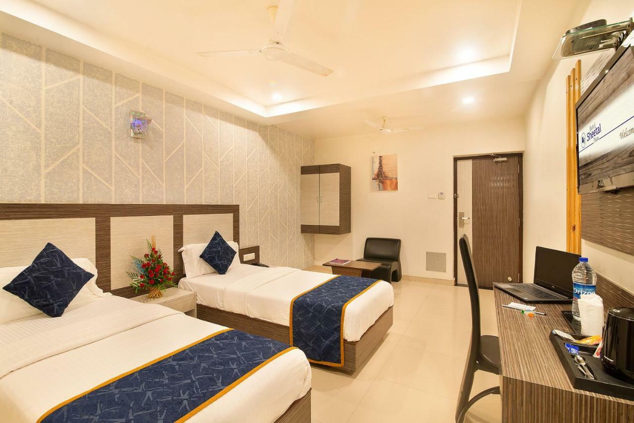 Hotel Sheetal Plaza Szúrat Kültér fotó