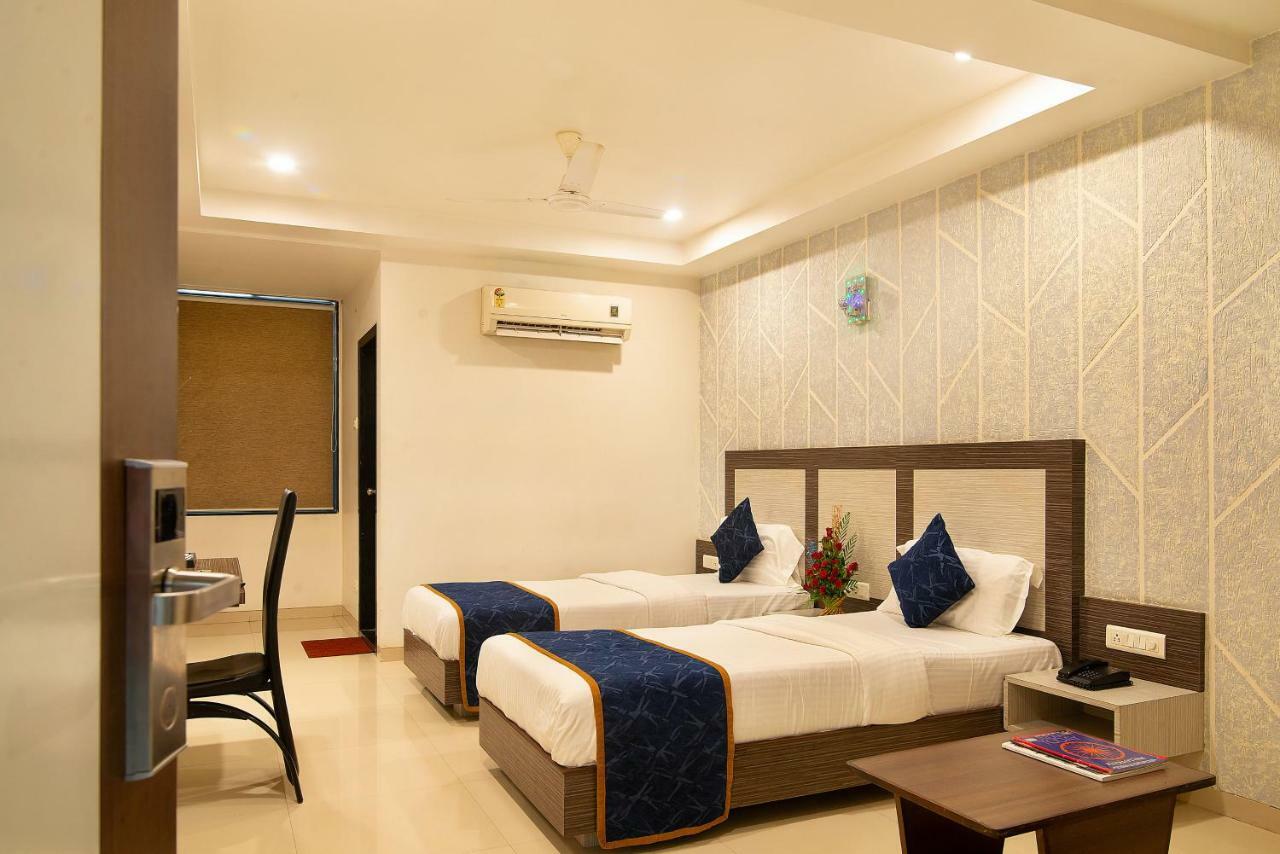 Hotel Sheetal Plaza Szúrat Kültér fotó