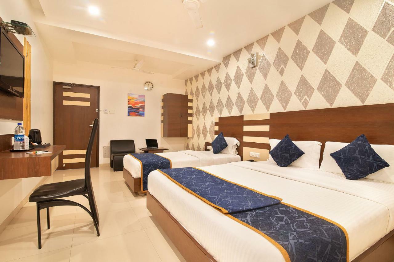 Hotel Sheetal Plaza Szúrat Kültér fotó