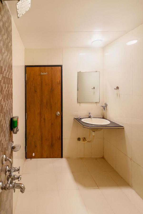 Hotel Sheetal Plaza Szúrat Kültér fotó
