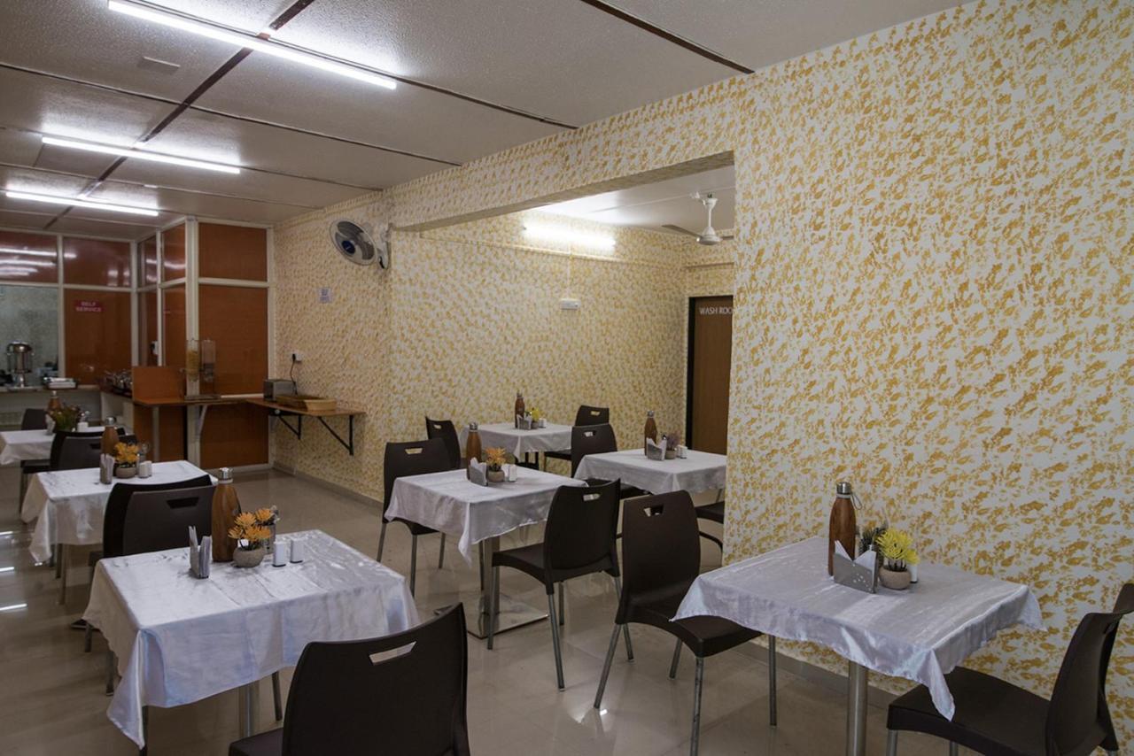 Hotel Sheetal Plaza Szúrat Kültér fotó